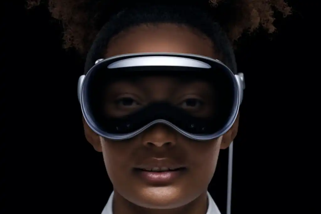 图片展示了一位戴着现代化眼镜的人，可能是虚拟现实头盔，背景为纯黑色，突显科技感。