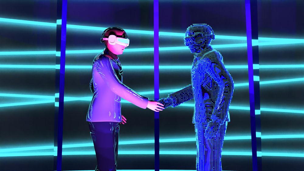 图片展示了一位戴着虚拟现实头盔的人与一位由数字像素构成的虚拟人物握手，背景是发光的紫蓝色条纹。
