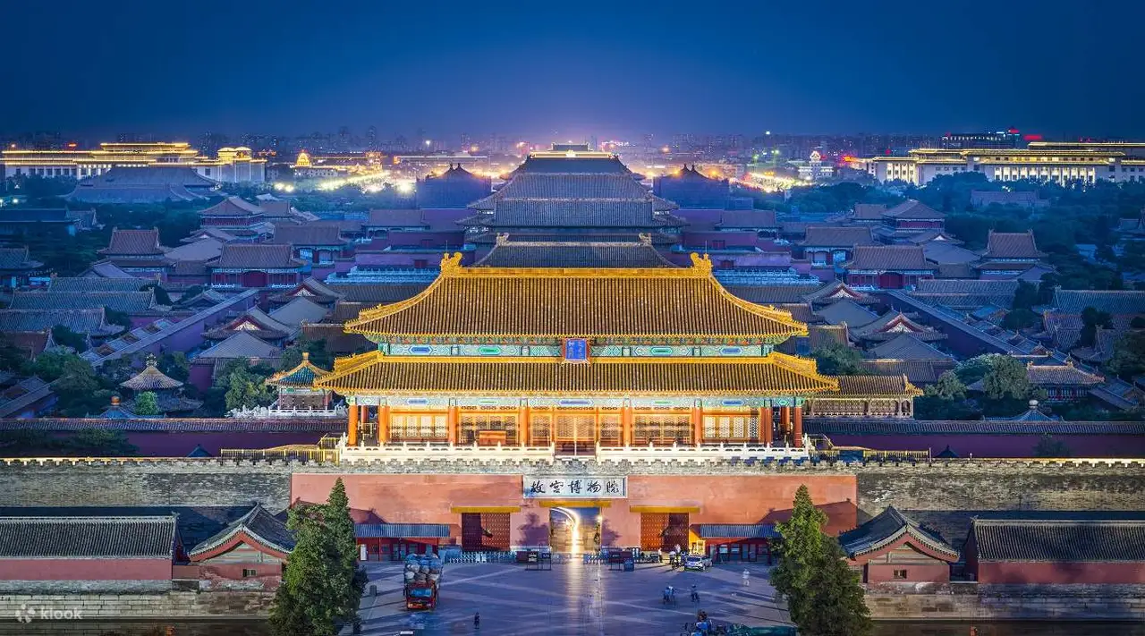 图片展示了夜幕下灯光璀璨的故宫,紫禁城的金碧辉煌在夜色中显得庄严肃穆,古建筑群的宏伟尽显中华文化的博大精深。