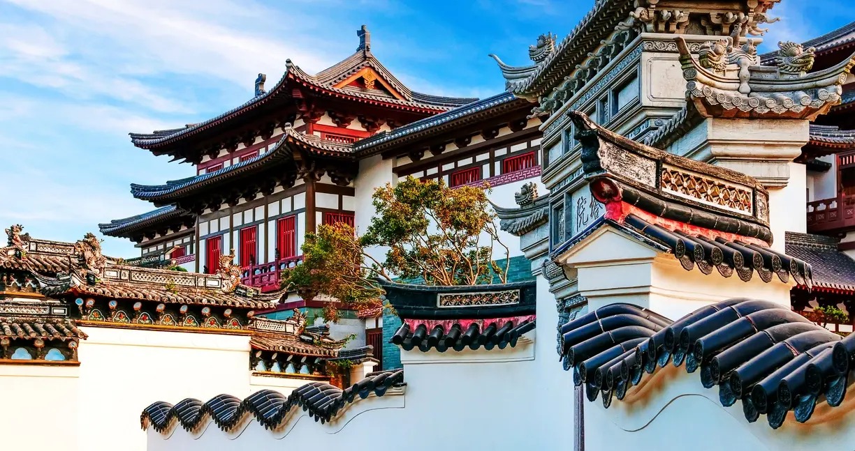 这是一张展示中国传统建筑风格的图片,有飞檐翘角,精美屋顶瓦片,以及古典的木结构建筑。