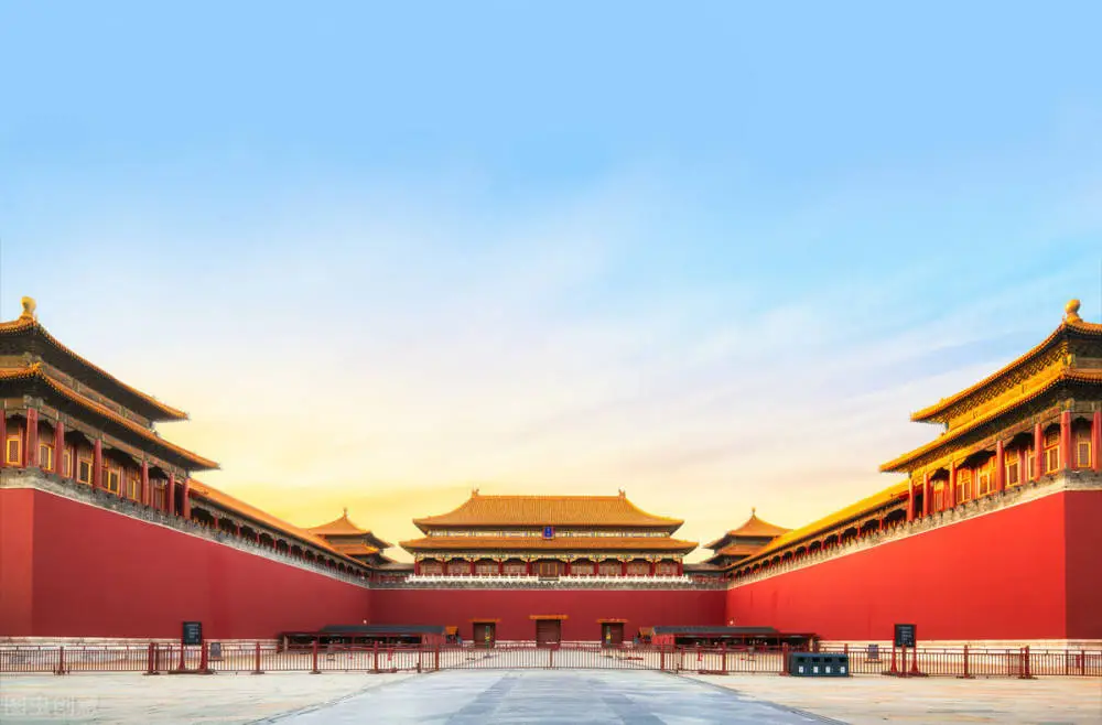 图片展示的是中国北京故宫的午门,红墙金瓦,在蓝天白云映衬下显得庄严壮观。