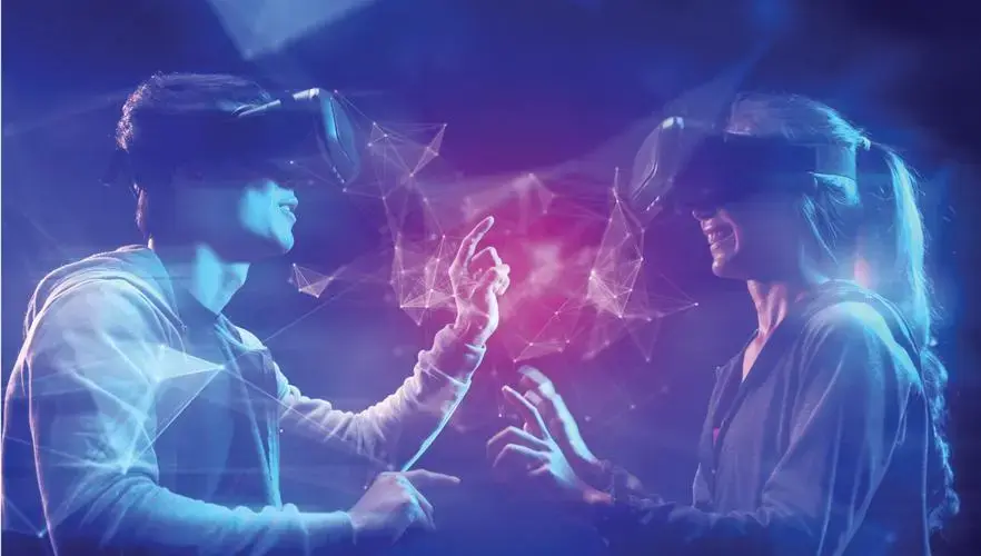 图片展示两位戴着虚拟现实头盔的人在虚拟空间中互动，彼此微笑，周围有光线和数字化图案环绕。