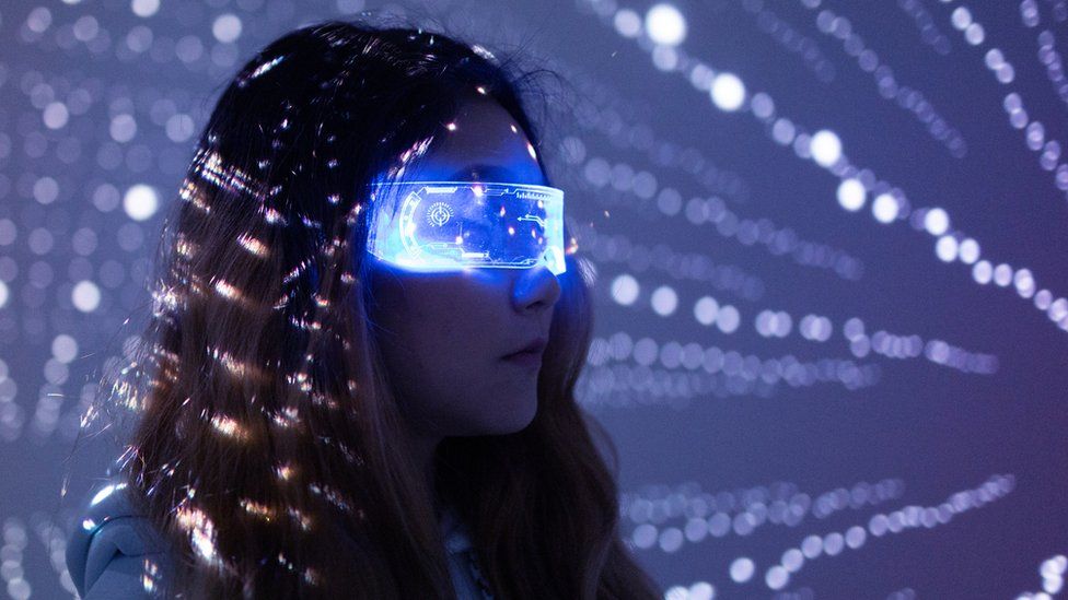 图片展示一位女性戴着发光的VR眼镜，背景是一片星光点缀的暗色调空间，营造出科技感和未来感。