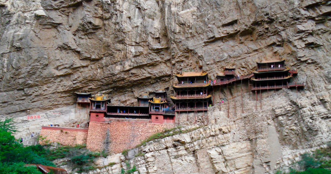 这是悬空寺，位于悬崖峭壁之上，木质结构与石壁融为一体，古朴典雅，彰显中国古代建筑的独特魅力和智慧。