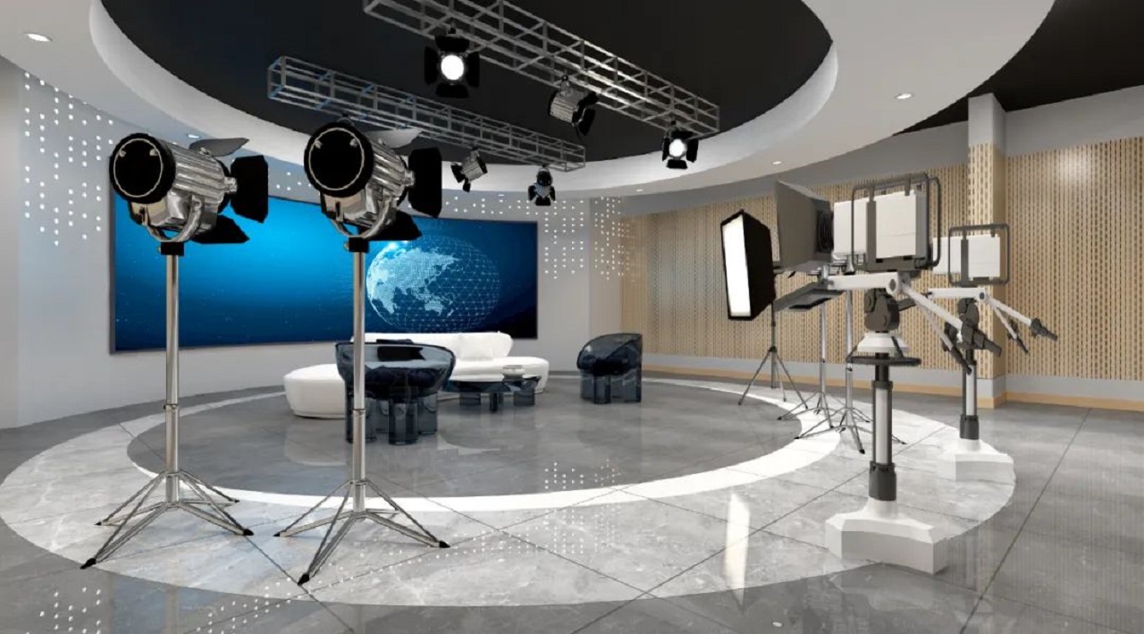 这是一张电视演播室内部的图片，展示了摄像机、照明设备、背景屏幕和现代化的布局设计。