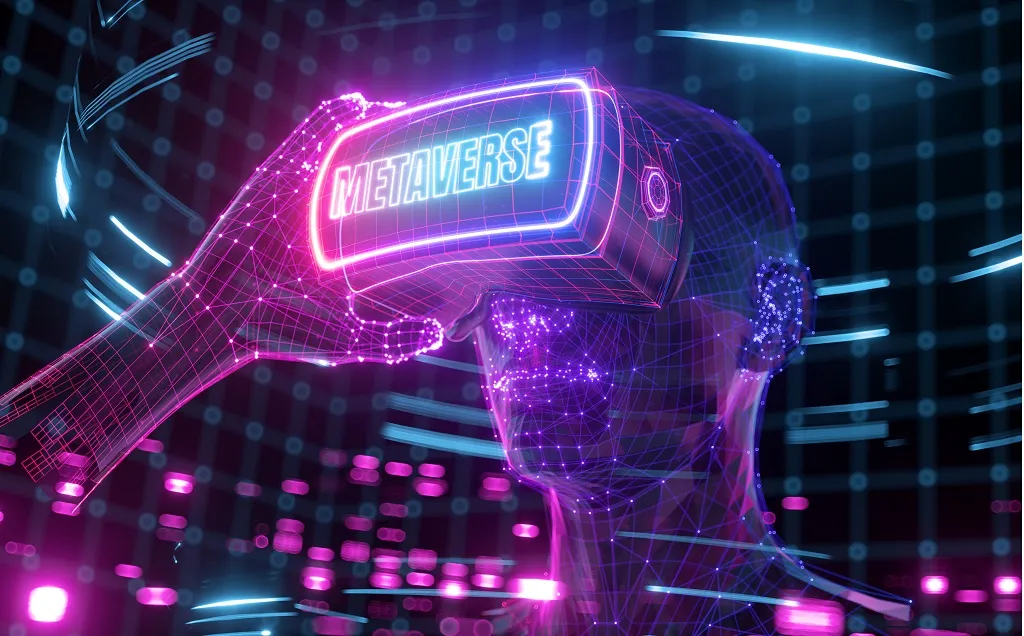 这是一张描绘虚拟现实概念的图片，其中一个数字化的人头戴着显示“元宇宙”字样的VR头盔，背景是充满数字元素的虚拟空间。