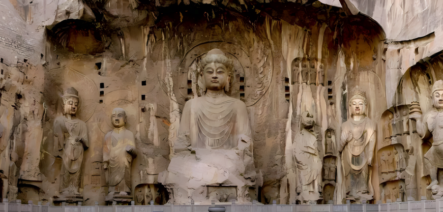 这是一张展示佛教石窟雕像的照片，中间是一尊巨大的佛像，两旁伴有较小的佛像，背后是岩石洞穴。