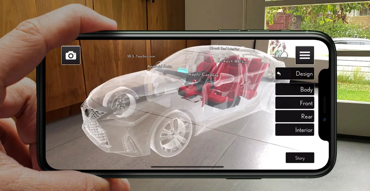 手持智能手机，屏幕通过增强现实技术显示了一辆半透明的汽车模型，界面上有不同功能选项。
