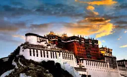 用虚拟现实在西藏高原上探索壮丽的自然景观