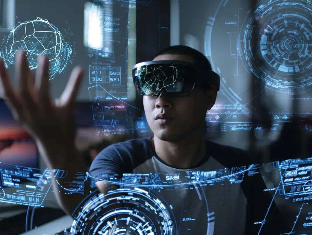 图片展示一位佩戴先进头戴设备的男子正在操控虚拟现实界面，周围充满了未来科技感的图形和数据。