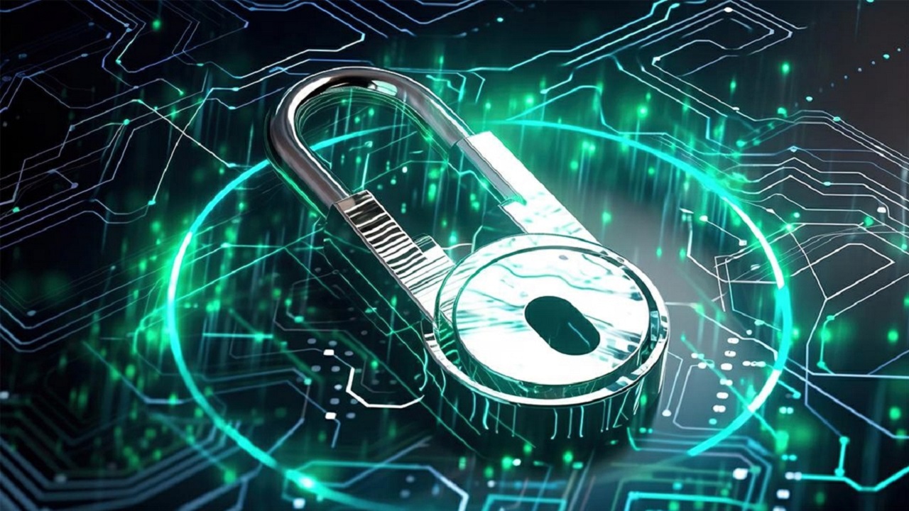 这是一张描绘数字安全概念的图片，展示了一个带有数字化效果的挂锁在电路板背景上，象征数据保护和网络安全。