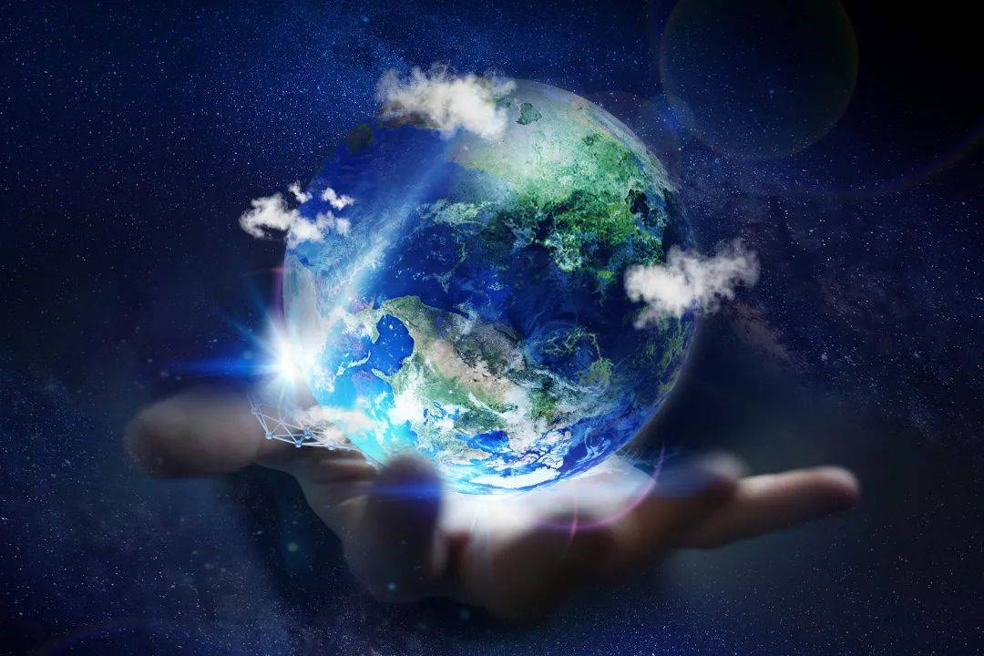 这是一幅描绘地球悬浮在手掌上的图片，背景是星空，象征着地球的渺小和宇宙的浩瀚。