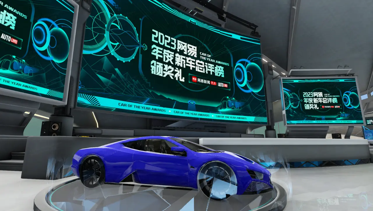 这是一款蓝色的现代概念跑车，展示在充满高科技感的展厅内，周围有多个显示屏展示相关信息。