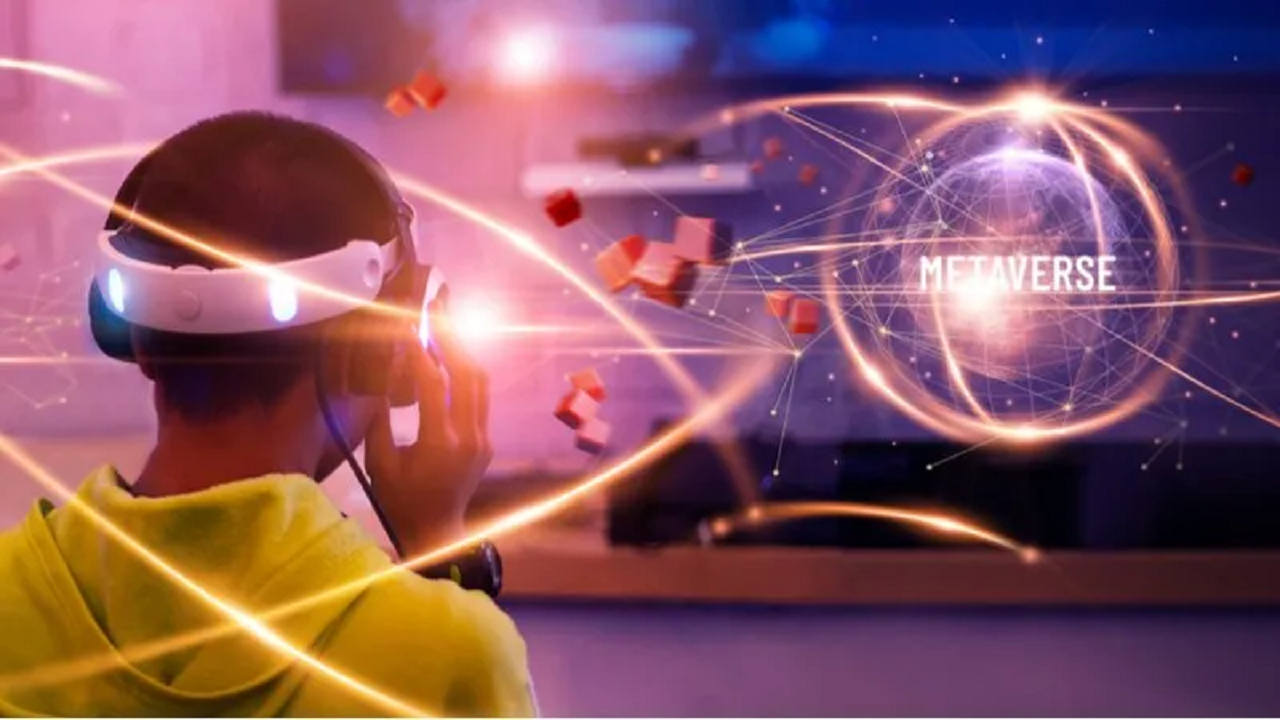 一位佩戴虚拟现实头盔的人正专注地体验虚拟世界，身后屏幕上显示着“元宇宙”字样及光线和数据块。